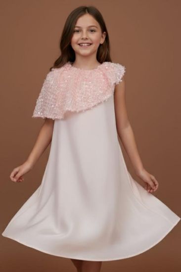 صورة فستان لحمي مع قصه جانبيه على الاكتاف لماعه